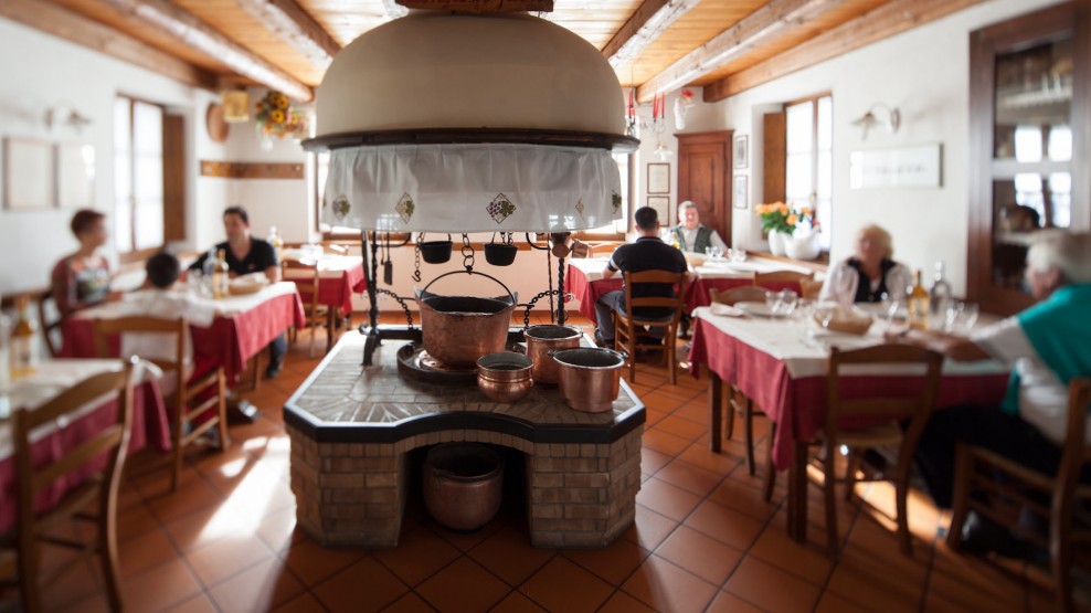 La sala da pranzo con il fogolar dell’Agriturismo I Comelli