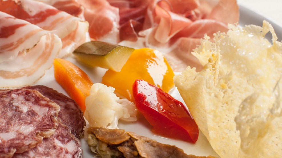 Selezione di salumi, formaggi e verdure in agrodolce