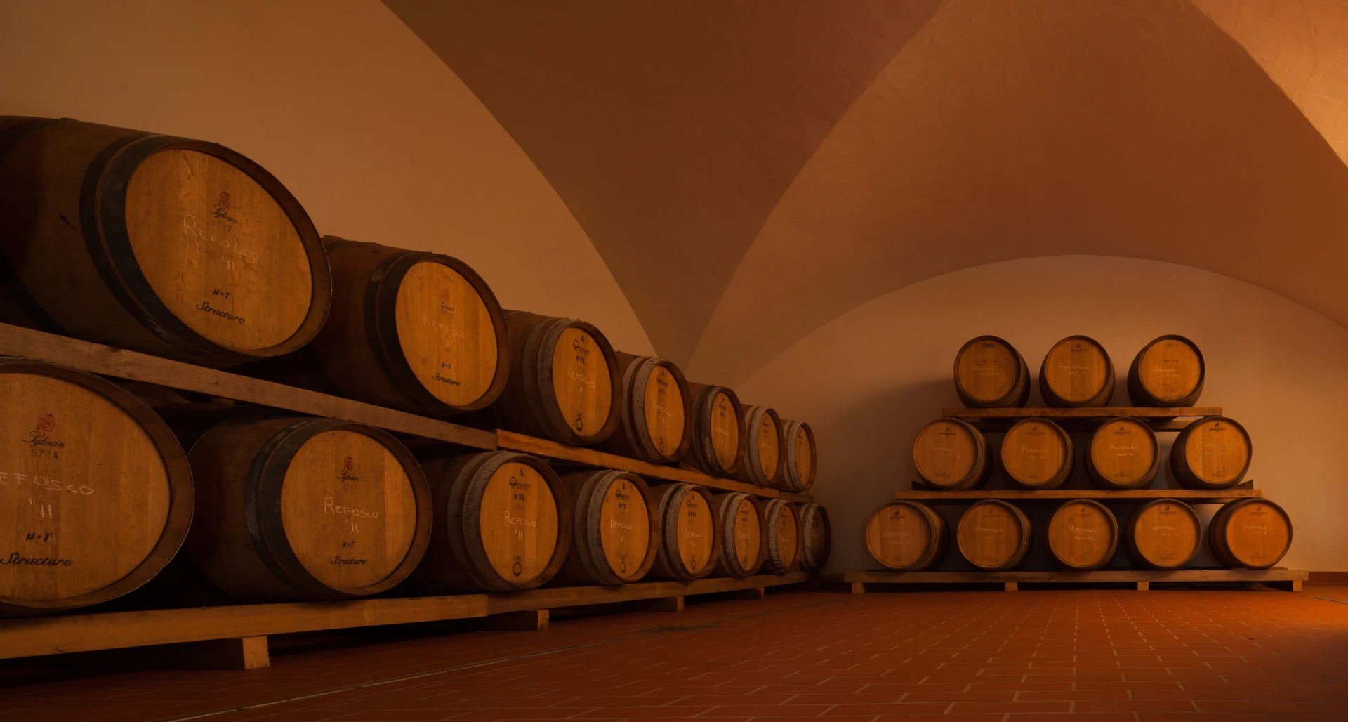 Botti in legno nella Cantina I Comelli