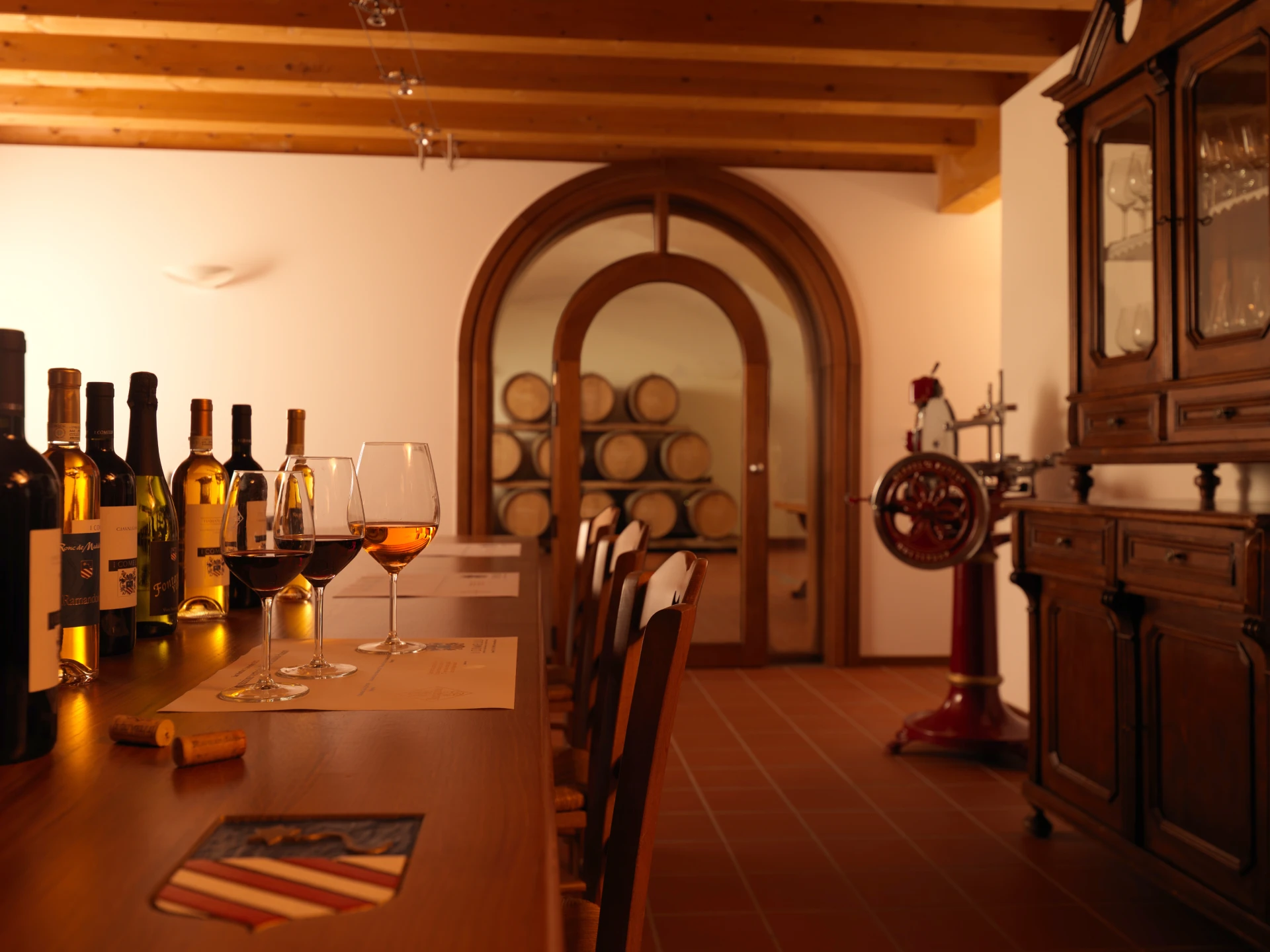 La sala degustazione I Comelli preparata con bottiglie e calici